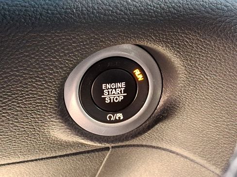 Used 2023 Chrysler Pacifica Touring FWD image 26