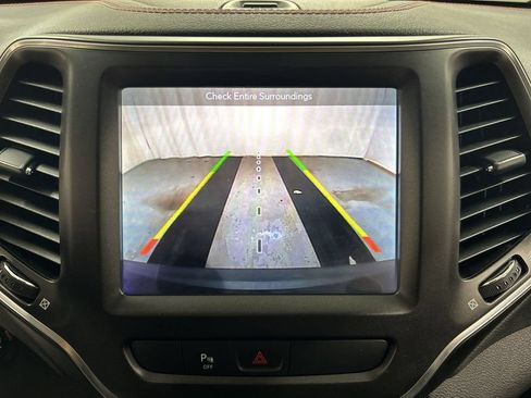 Used 2019 Jeep Cherokee Trailhawk w/ Cold Weather Group AWD/4WD image 15