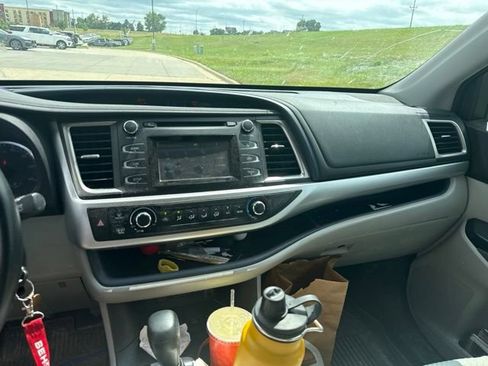 Used 2018 Toyota Highlander LE AWD/4WD image 23