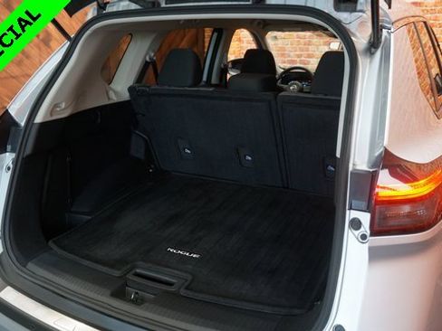 Used 2022 Nissan Rogue SV image 41