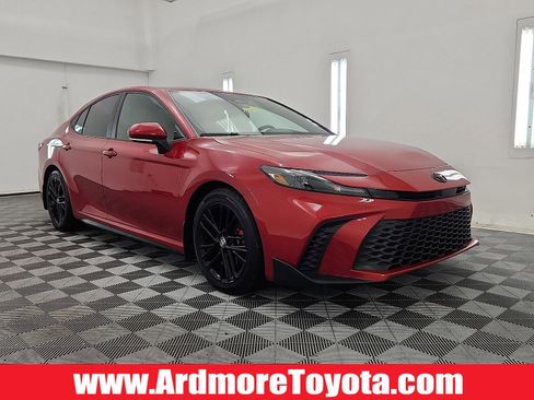 Used 2025 Toyota Camry SE w/ Convenience Package image 1