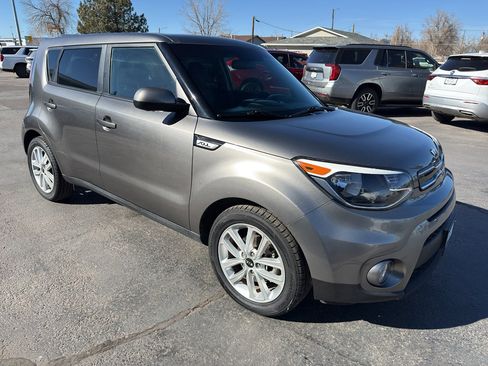 Used 2017 Kia Soul + image 4