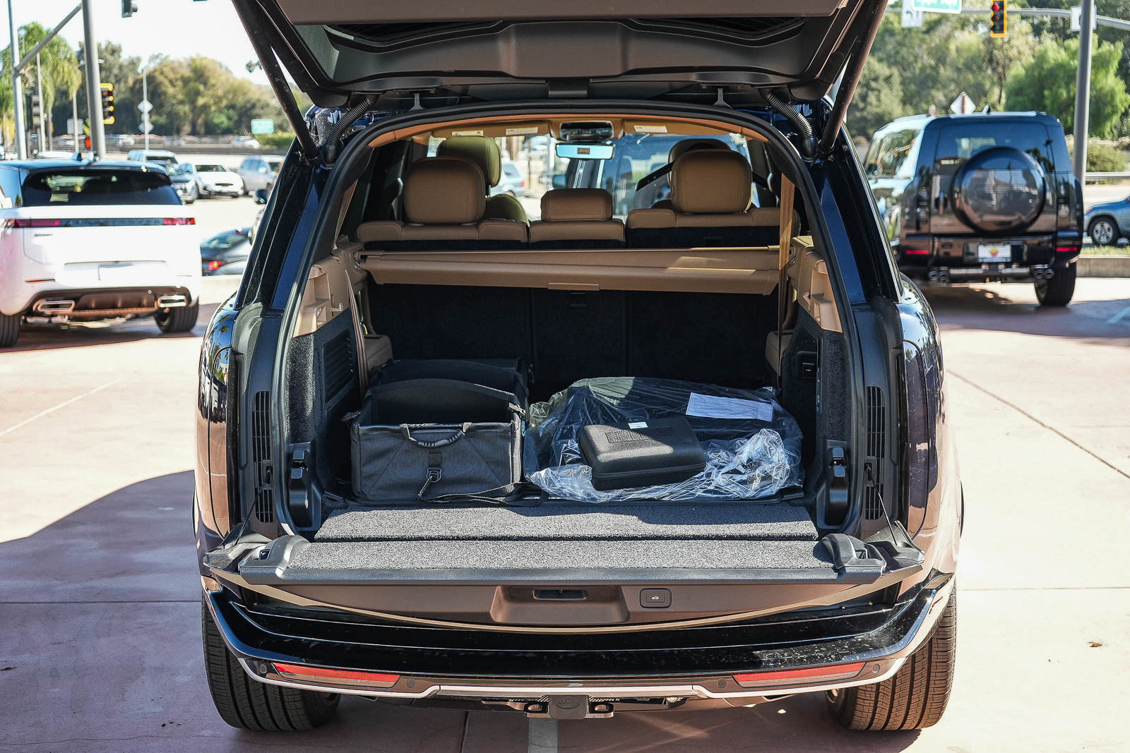 New 2026 Land Rover Range Rover Long Wheelbase SE AWD/4WD image 24