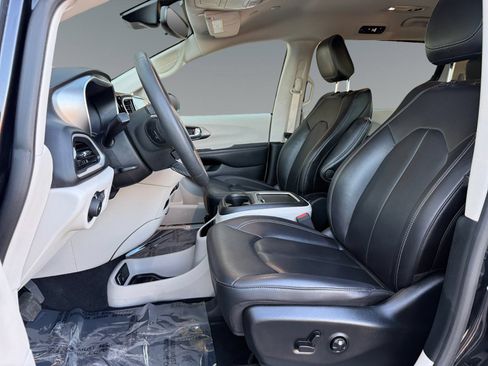 Used 2024 Chrysler Pacifica Touring-L FWD image 12