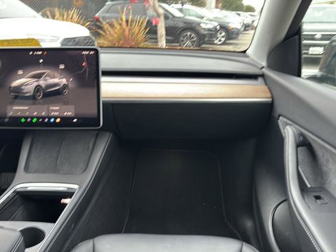 Used 2022 Tesla Model Y Long Range image 9