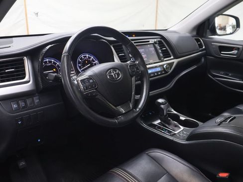 Used 2019 Toyota Highlander SE AWD/4WD image 18