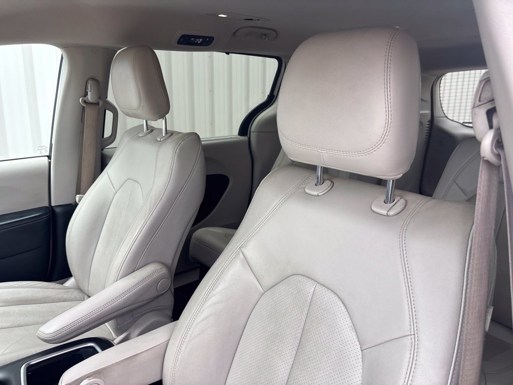Used 2021 Chrysler Pacifica Touring-L FWD image 21