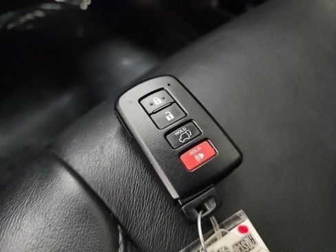 Used 2018 Toyota Highlander XLE AWD/4WD image 39