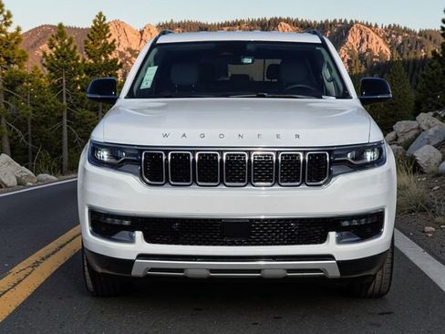 Used 2024 Jeep Wagoneer L Series II image 3