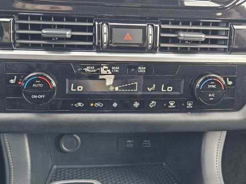 Used 2025 Nissan Pathfinder SV image 18