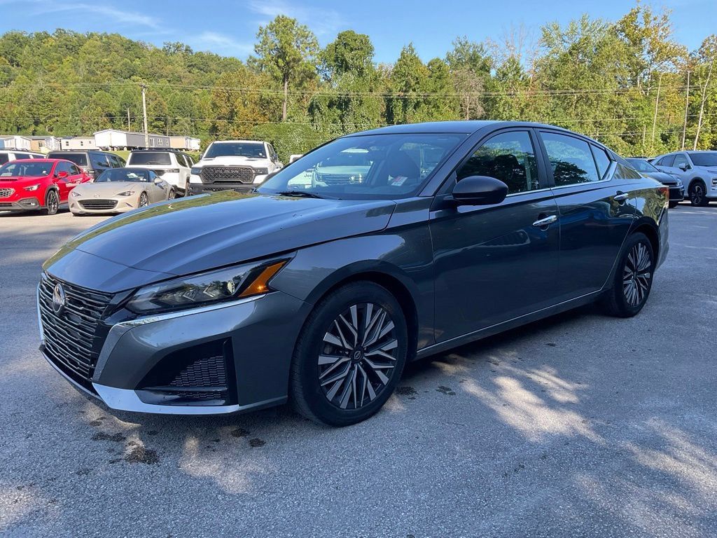Used 2025 Nissan Altima 2.5 SV FWD image 3