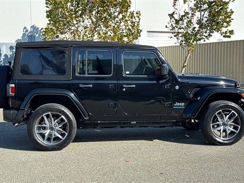 Used 2024 Jeep Wrangler Unlimited image 3