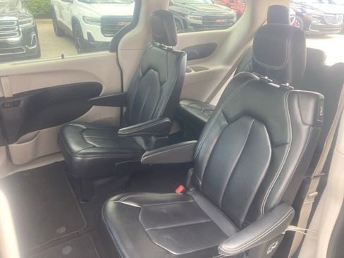 Used 2023 Chrysler Pacifica Touring-L FWD image 17