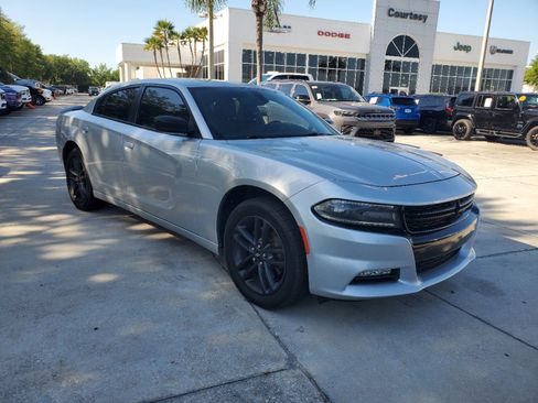 Used 2019 Dodge Charger SXT w/ Blacktop Package image 4
