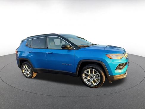 Used 2025 Jeep Compass Limited image 2