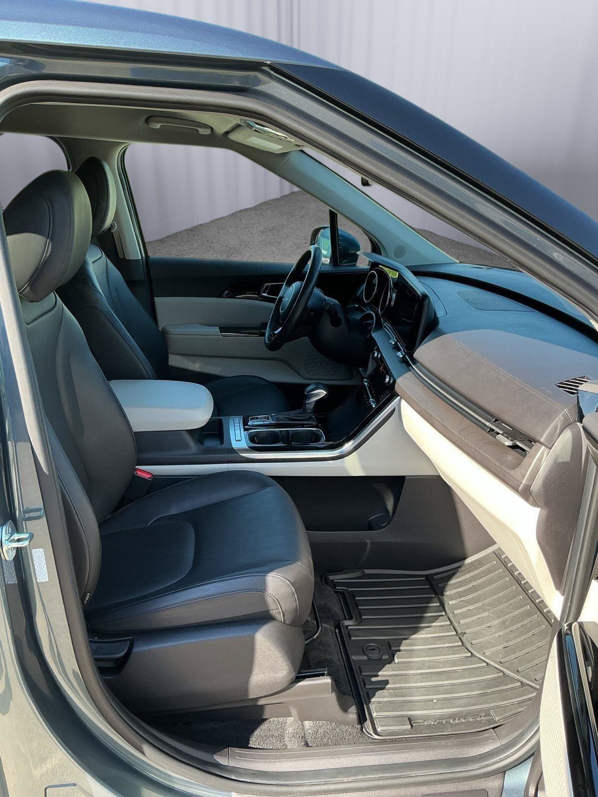 Used 2023 Kia Carnival EX FWD image 23