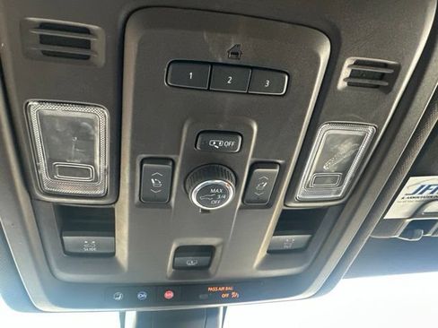 Used 2021 Chevrolet Suburban Z71 w/ Z71 Signature Package AWD/4WD image 24