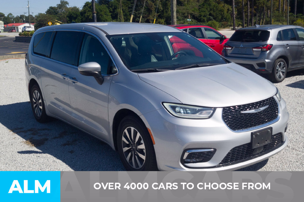 Used 2023 Chrysler Pacifica Touring-L FWD image 2
