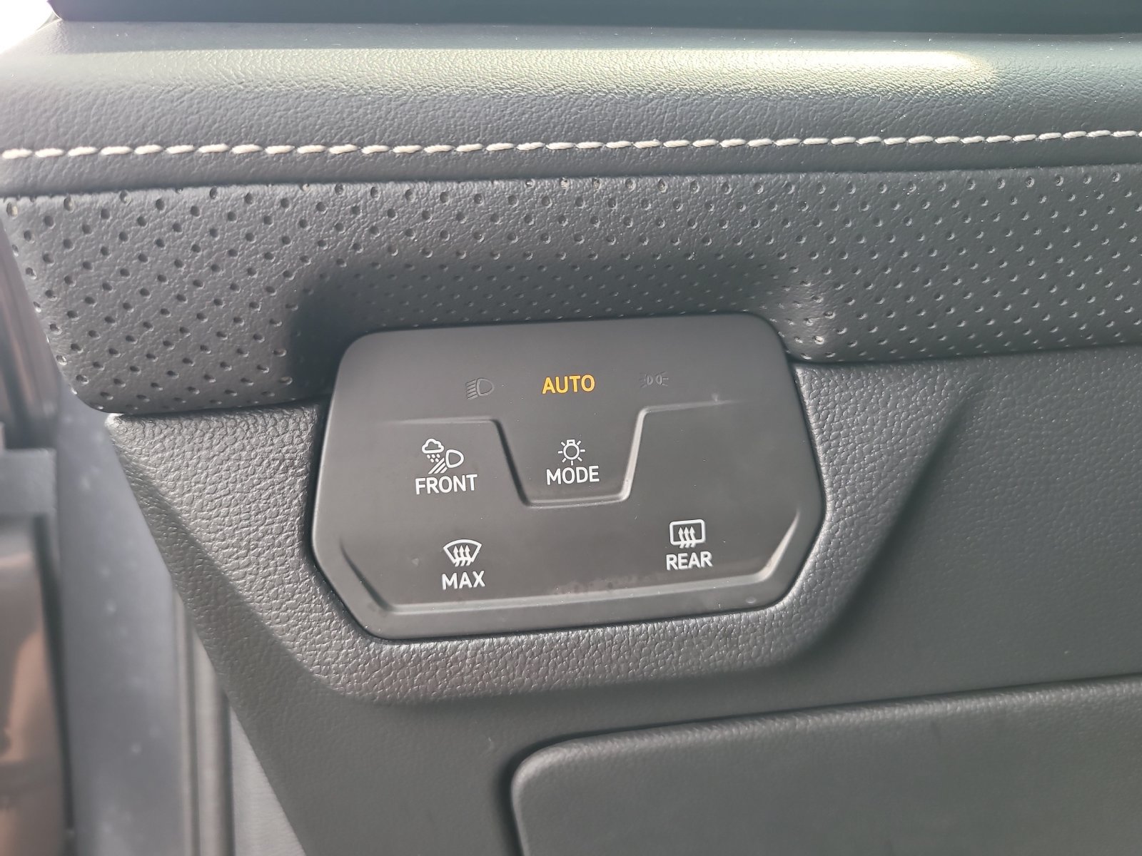 Used 2024 Volkswagen Atlas SE FWD image 30