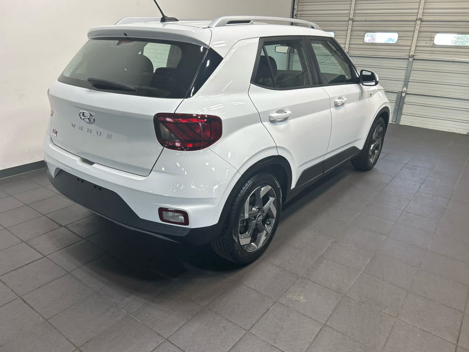 Used 2025 Hyundai Venue SEL FWD image 3
