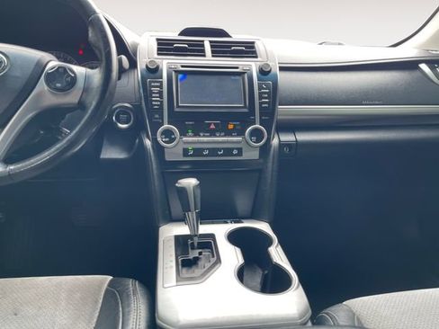 Used 2012 Toyota Camry SE w/ Leather Pkg FWD image 11