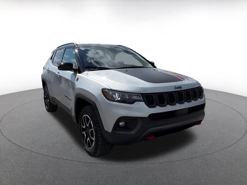Used 2025 Jeep Compass Trailhawk AWD/4WD image 3
