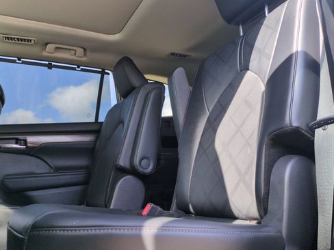 Used 2025 Toyota Highlander Platinum AWD/4WD image 29