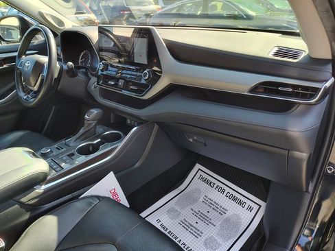 Used 2022 Toyota Highlander Platinum AWD/4WD image 23