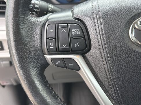 Used 2020 Toyota Sienna XLE w/ XLE Navigation Package FWD image 19