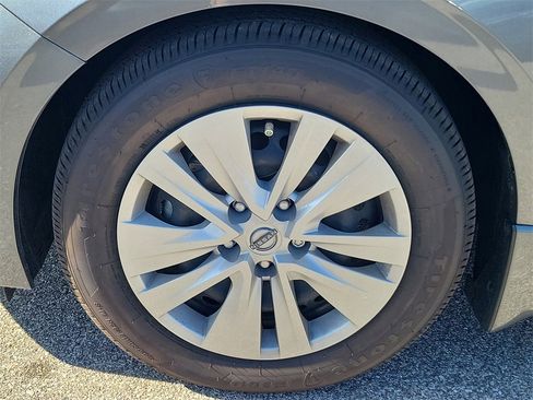 Used 2025 Nissan Sentra S image 11