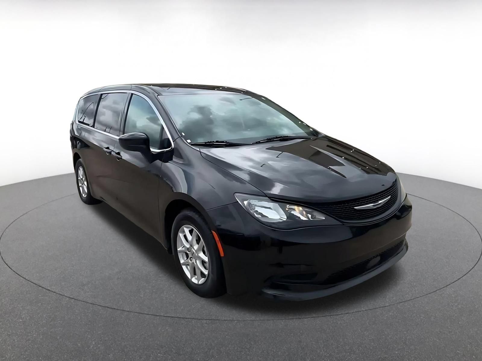 Used 2023 Chrysler Voyager LX FWD image 3