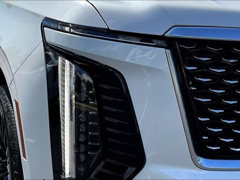 Certified 2025 Cadillac Escalade ESV Premium Luxury AWD/4WD image 33