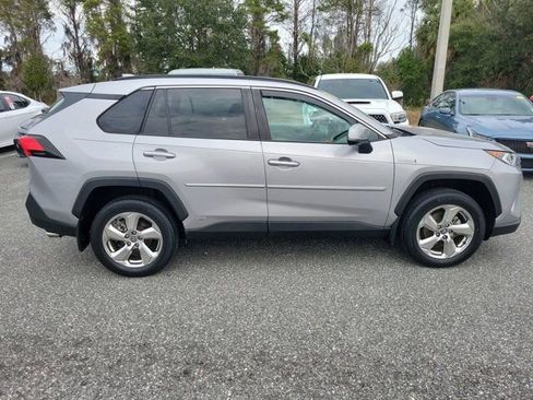 Used 2021 Toyota RAV4 XLE Premium image 9