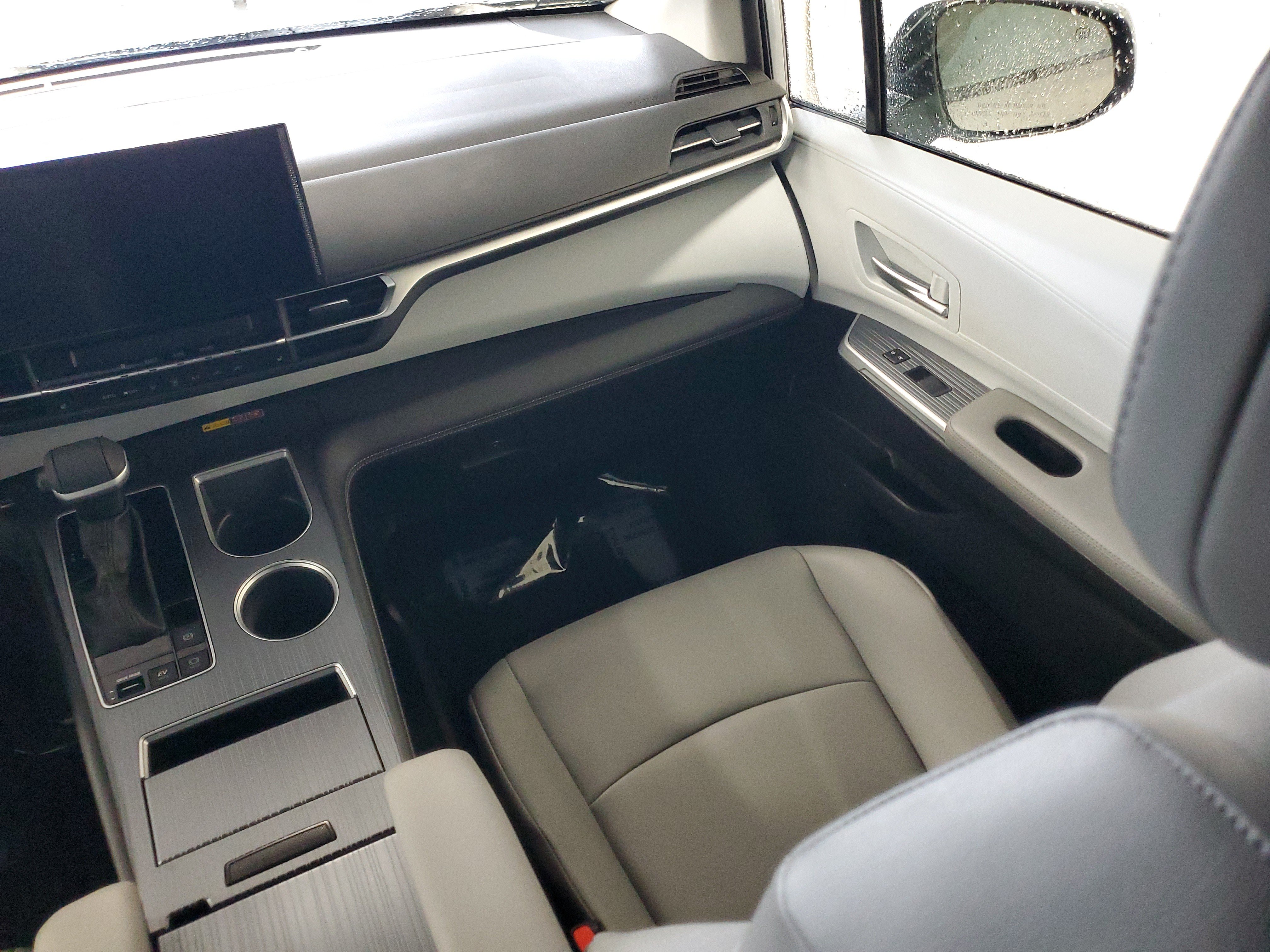 Certified 2025 Toyota Sienna XLE FWD image 19