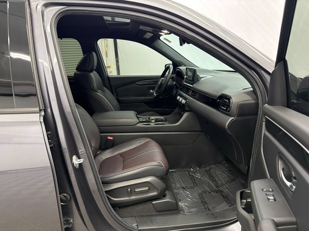 Used 2025 Honda Pilot Black Edition image 15
