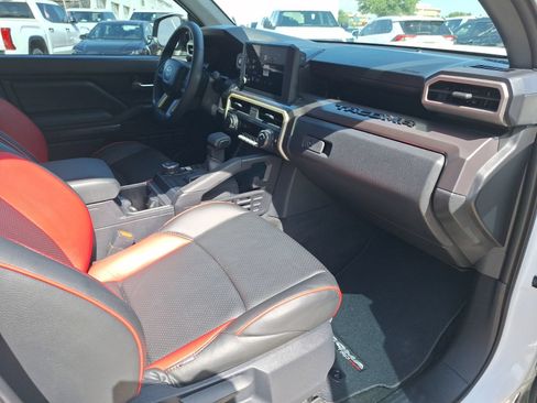 Used 2025 Toyota Tacoma TRD Sport AWD/4WD image 33