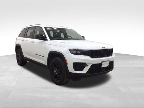 Used 2024 Jeep Grand Cherokee Altitude image 5