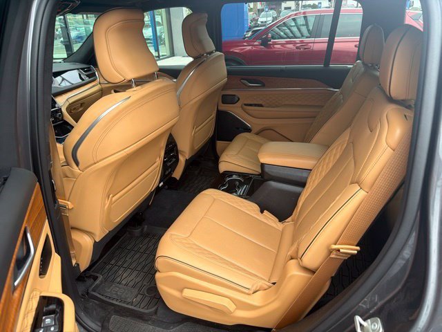 Used 2023 Jeep Grand Cherokee L Summit AWD/4WD image 11