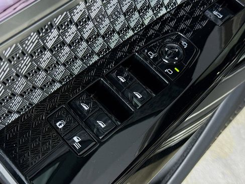 Used 2025 BMW 750e xDrive w/ Executive Package image 18