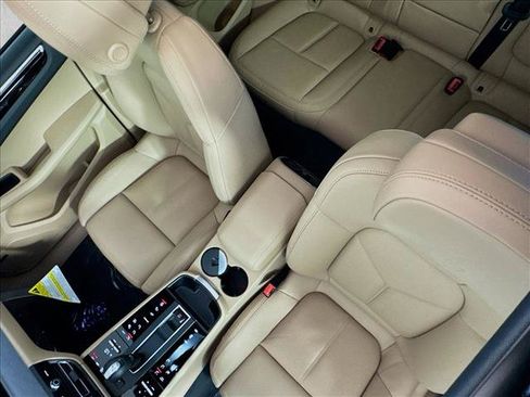 Certified 2025 Porsche Macan AWD/4WD image 23