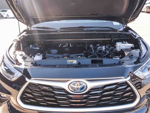 Used 2023 Toyota Highlander Bronze Edition FWD image 29