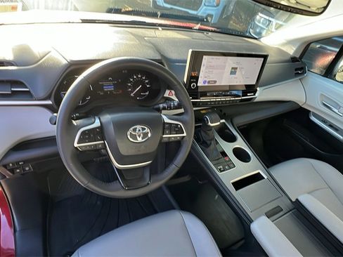 Used 2025 Toyota Sienna XLE image 22