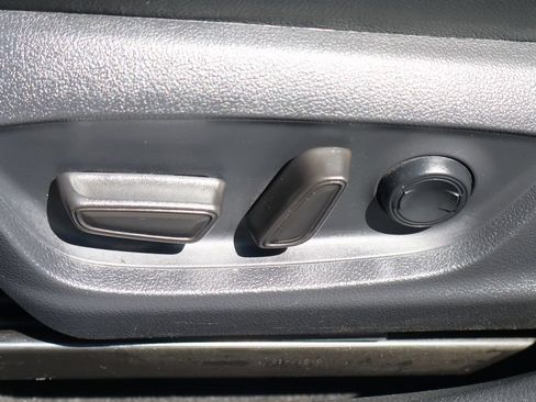 Used 2019 Toyota Camry SE FWD image 18