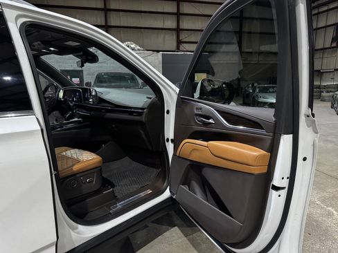 Used 2021 Cadillac Escalade ESV Premium Luxury image 25