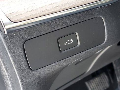 New 2026 Volvo XC90 B6 Plus w/ Protection Package Premier image 9