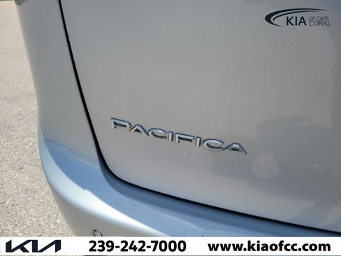 Used 2023 Chrysler Pacifica Touring-L FWD image 12