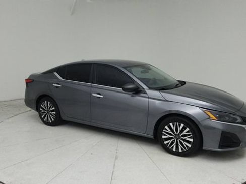 Used 2024 Nissan Altima 2.5 SV FWD image 7