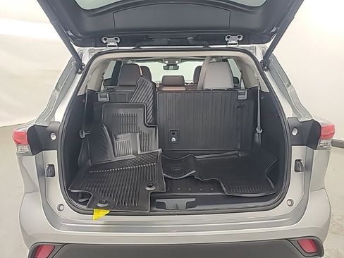 Used 2022 Toyota Highlander XLE image 19
