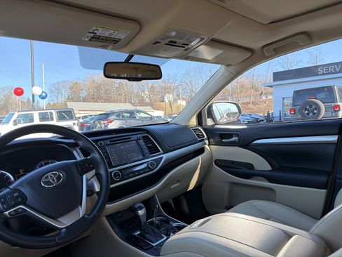 Used 2015 Toyota Highlander XLE image 15