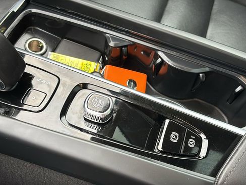 Certified 2025 Volvo XC60 B5 Core AWD/4WD image 21
